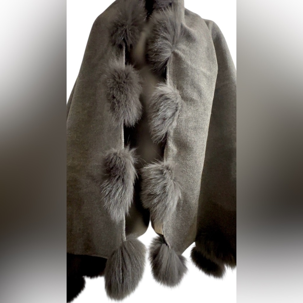 LORD & TAYLOR Plush Fox Trimmed Wrap - Grey 25” x 72” - Picture 4 of 7